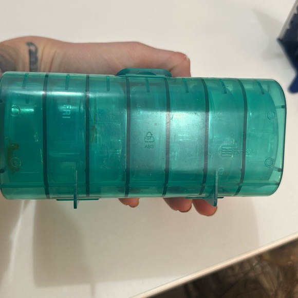 Pill organizer has 7 cute containers for each day of the week - Picture 4 of 5